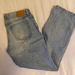 Raka jeans med låg midja från weekday i modellen arrow🩵🩵 