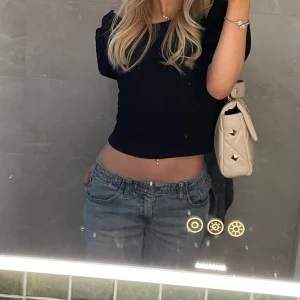 Topp - Super fin tröja med ”puff” ärm, perfekt som festtopp och så fin till lågmidjade jeans ❣️10/10 skick