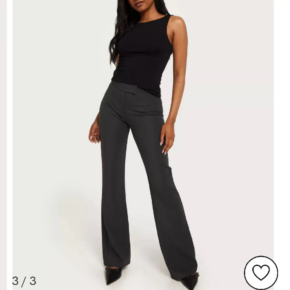 Aldrig använda. Svarta kostymbyxor, storlek xs i nyskick ifrån NELLY.COM.. Jeans & Byxor.