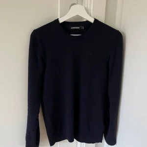 J. Lindeberg Merinoull  - Merinoull tröja från J. Lindeberg med storlek M, passar dock S. Inga defekter förutom att den krympt något. Tunt stickat material. Nypris: 1300kr Mitt pris: 600kr