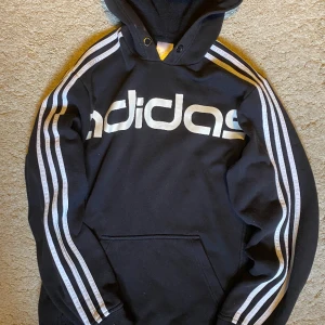 Adidas hoodie - Hoodie från adidas i storlek S🤙liten blekningsfläck vid luvan annars asbra skick!