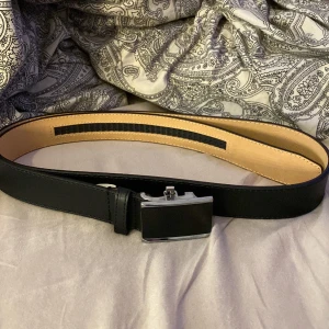 Svart bälte, Dressmann - Använd 2-3 gånger, 110 cm