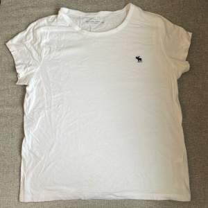 Jättefin T-shirt från Avercrombie & Fitch i storlek L💕 (Tycker den är liten för att vara L)