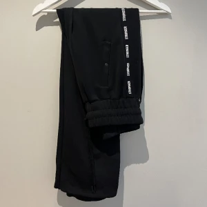 Stronger Smash Byxa - Nyskick! Stronger byxor utsvängda med luft öppningar på sidan!