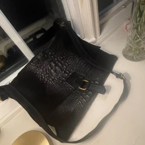 Läder Väska - Säljer denna fina äkta läder väska från ’Borse In Pelle Made In Italy 🙌 Tillverkas ej längre. Värd ca 2000kr. Kan köpas för något runt 300kr! Kommer inte till användning därav säljs den. Skriv privat för fler bilder💋