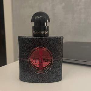 Yves Saint Laurent Black Opium Eau De Parfum 30 ml Endast testad 2 gånger. Säljer då lukten inte passade mig. 