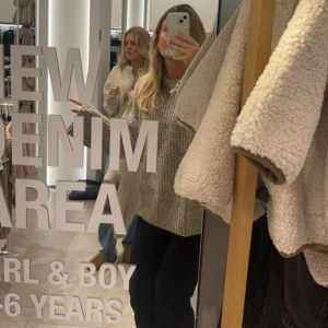 Beige grovstickad tröja - Använd väldigt få gånger, normal i storlek. Superfin i materialet och sitter snyggt! Köparen står för frakt.🥰