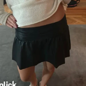 Trendig kjol -  Säljer min jättefina lågmidjade kjol i läder💕 säljer då den inte kommit till användning och det är lånade bilder av sellout gå och kolla hennes profil ❤️❤️