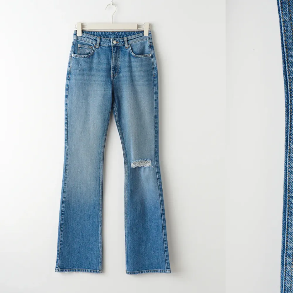 Medelhöga jeans med hål på ena knät. Jeans & Byxor.