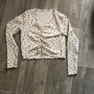 Ribbad sommar tröja  - Den är i bra skick bra använd ett fåtal gånger. Priset kan diskuteras. Fin ribbad sommar tröja med små blommor 🌹 Säljer för den är för liten på mig.