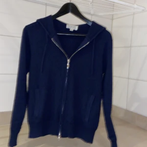 Ahlqvist clothing tröja - Köpte den på droppet och den va lite för liten använd få gånger. Skriv vid mer frågor.