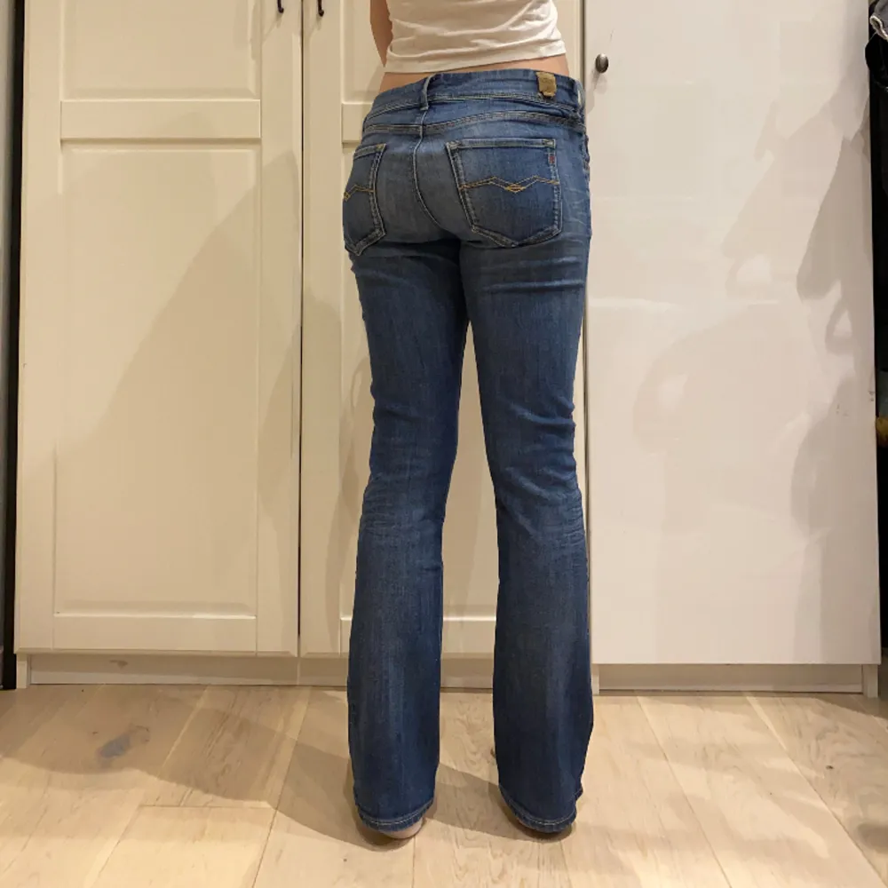 midja 43 cm plus mycket stretch o innerben 78 cm ja e 170 för referens o håller in mycket i midjan💕. Jeans & Byxor.
