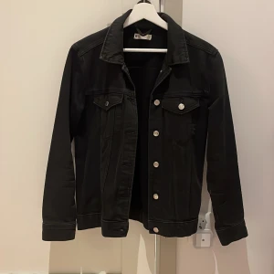 Snygg svartjeans jacka - Super snygg jeansjacka från Gina tricot. Bra skick