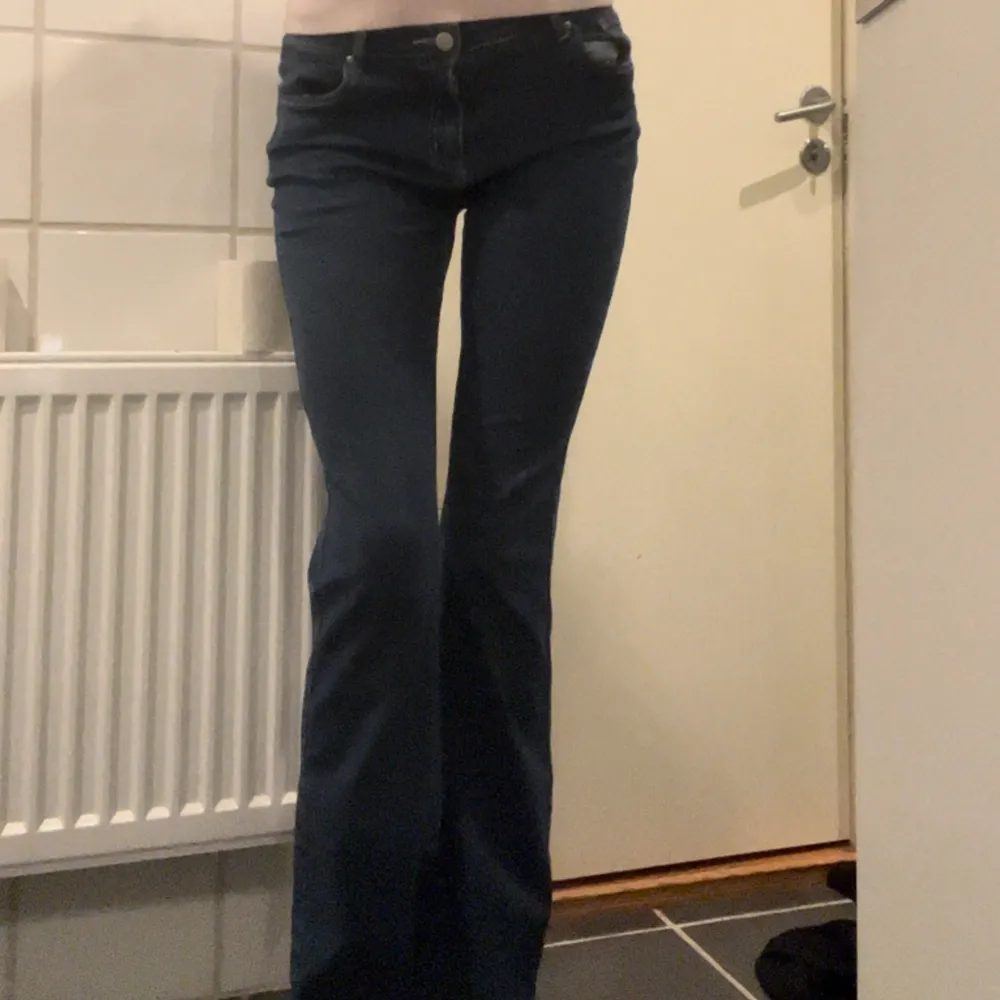 Midjemått: 38cm Innerbenslängd: 78cm Superfina jeans med coola detaljer på bakfickorna, fint skick! Jag är 172cm 💓. Jeans & Byxor.