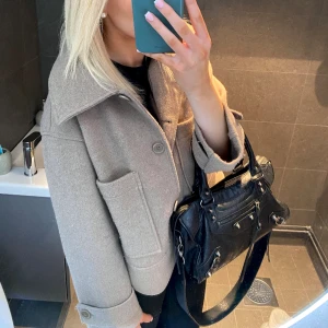 Kappahl Kappa - Säljer min fina kappa från Kappahl som även är helt slutsåld! Den är i nyskick❤️