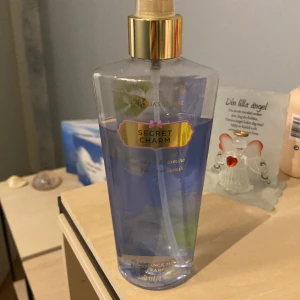 Victoria secret - Använd men ändå bra mycket kvar. Pris går att diskuteras. Skriv alltid innna ni trycker köp nu💗