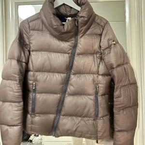 Colmar höst/vårjacka - Så snygg colmar jacka i grå/grön/beige färg💕. Använd flitigt men ändå fint skick. Passar perfekt till våren och bara ÄLSKAR den sneda dragkedjan, säljer då jag köpt en anann ny vårjacka🫶🏼