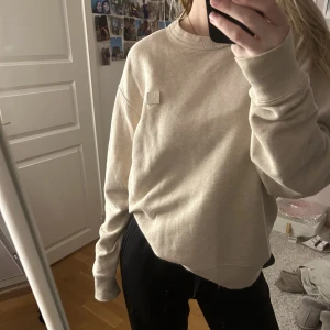 Sweatshirt från acne  - En beige sweatshirt från acne. Storlek S. 