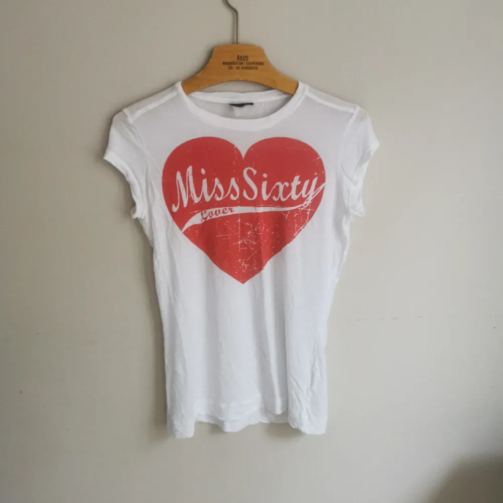 Superfin Miss sixty T-shirt i storlek M. Kontakta om ni har några frågor eller vill se plagget på🥰. T-shirts.