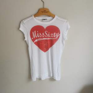 Superfin Miss sixty T-shirt i storlek M. Kontakta om ni har några frågor eller vill se plagget på🥰
