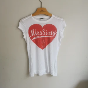 Miss sixty t-shirt - Superfin Miss sixty T-shirt i storlek M. Kontakta om ni har några frågor eller vill se plagget på🥰