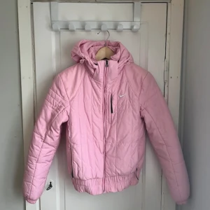 Retro Nike jacka  - Säljer nu min rosa Nike jacka då den inte kommer till användning, den är köpt på secondhand men endast använd av mig 2 gånger. Fint skick, skulle säga att storleken är XS/S.