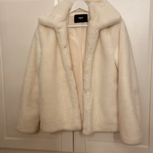 Pälsjacka - Jättefin pälsjacka i storlek xs. Köpt på bik bok för ca 600. Använder inte längre pga fel storlek. Passar xs-s. Pris kan diskuteras. Är lite lång för mig som är 150 cm! Ser väldigt gul ut i första bilden men är vitare i verkligheten. Aldrig använd!💗