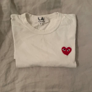 Jättesnygg t-shirt 💘  - Säljer denna jättesnygga t-shirten från Commes Des Garcons 💕  Priset kan diskuteras 