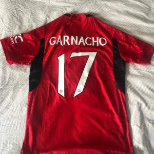 Manchester uniteds hemmatröja denna säsongen med Garnacho på ryggen. Storlek M, men passar även S. Jättebra skick.