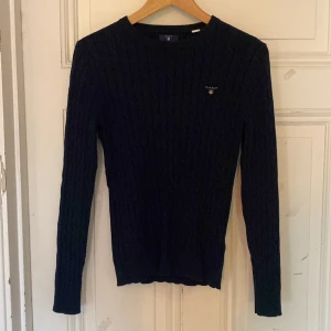 Gant kabelstickad - Tja! Säljer denna feta mörkblå kabelstickade gant tröjan. Materialet på tröjan är ”stretch cotton”. säljer pågrund av att den blivit för liten. Nypris 1400kr, mitt pris 299kr. Hör av er vid minsta funderingar eller frågor🤝