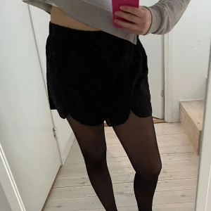 Superfina zara shorts🖤 - Snygga shorts med hålbroderier perfekt till lite finare tillfällen!! Knappt använda, nypris runt 400kr💓💓passar XS men är i strl S