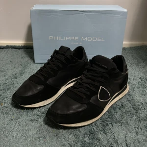 Philippe Model - Säljer ett par Svarta Philippe Model skor i storlek 43. Skicket är 7/10, väldigt frächa utan några defekter. Hör gärna av dig vid intresse eller funderingar!
