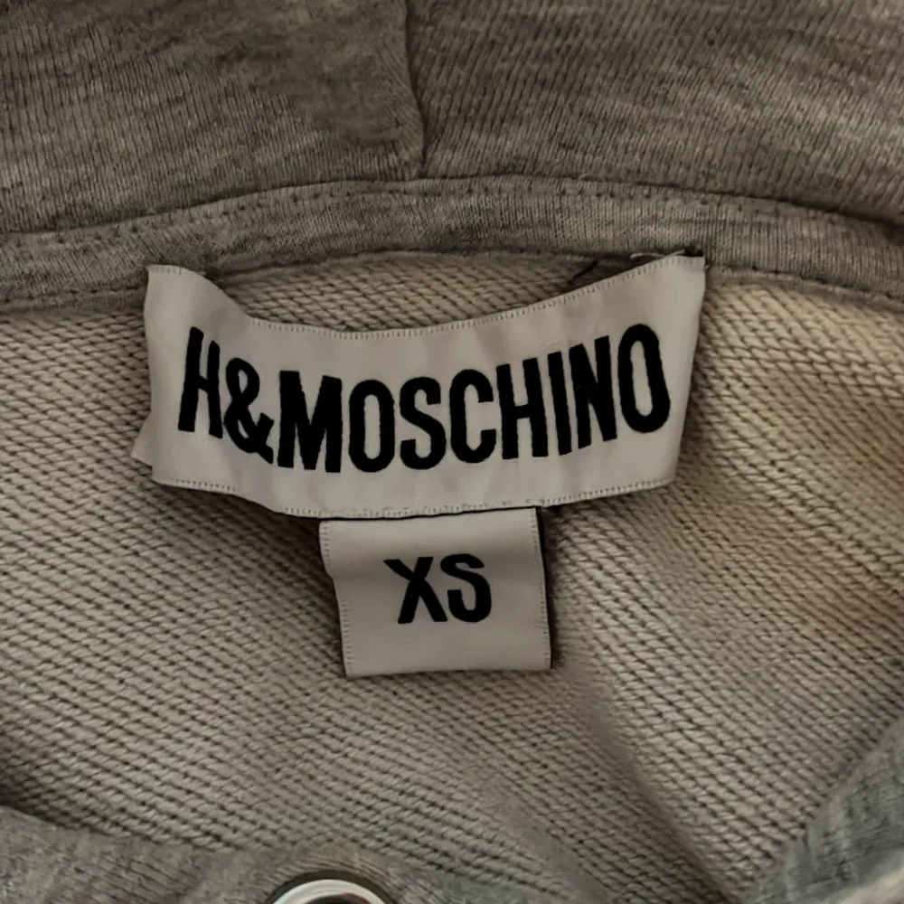 Supersnygg hoodie från H&MxMoschino kollektionen, säljs inte längre & nypris ligger runt 600-700kr❤️. Hoodies.