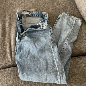 Zara jeans  - Jeans från zara i strl 32 knappt använda
