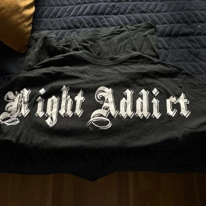 Svart t shirt - Fet t shirt med stort tryck över ryggen, köpt på asos