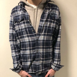 Flanellskjorta  - Säljer denna flanellskjorta från Established brand. Nypris 800kr säljer för endast 249kr. Hör av er vid eventuella frågor!