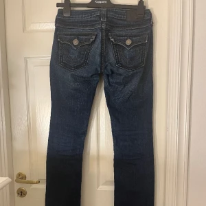 True religion jeans - Säljer nu mina älskade trues eftersom de inte kommer till användning ❤️ De är lowwaist bootcut och sitter jätte fint på och har en jätte fin unik mörkblå färg. Inga problem med de förutom att de är lite slitna vid slutet! Pris kan diskuteras 