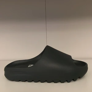Yeezy slide Slate Marine - Helt nya, perfekt nu till sommaren ☀️      Kvitto 🧾 på CONFIRMED appen finns. 
