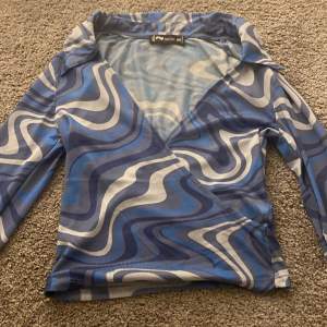En tröja i xs 60kr i olika nyanser av blå och vit