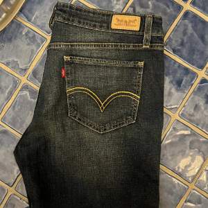 Levis gamla superlow 518 jeans. De är lådmidjade och utsvängda. De är M och säljer för att de är lite för stora. De är lite mer blå i verkligheten. Skriv privat för bilder med de på