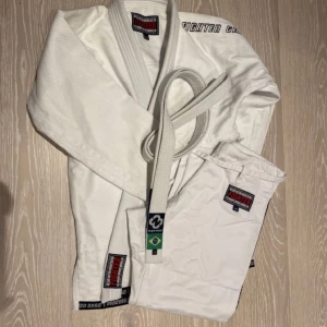 BJJ GI  - En BJJ/judo gi som är använd Max 2 gånger jätte fina skick 