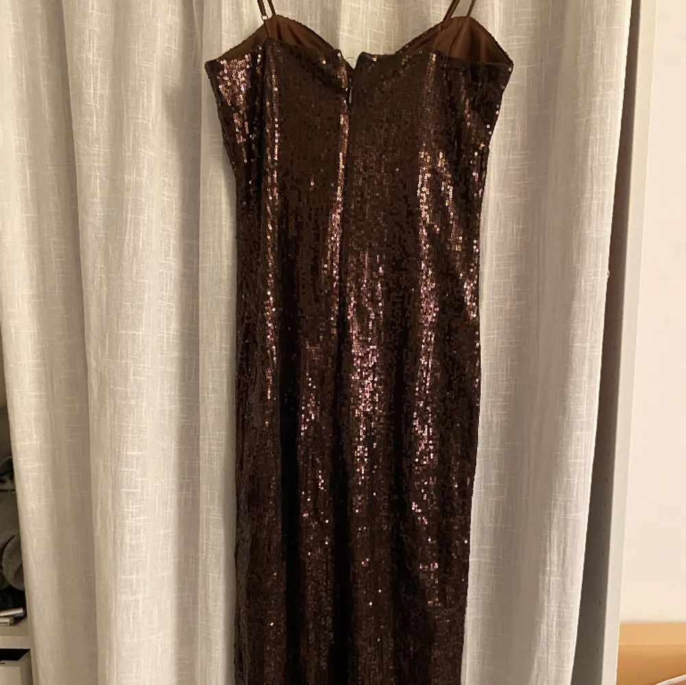Fin glittrig klänning o en kopparbrun färg. Använd 1 gång! Strl S💕. Klänningar.