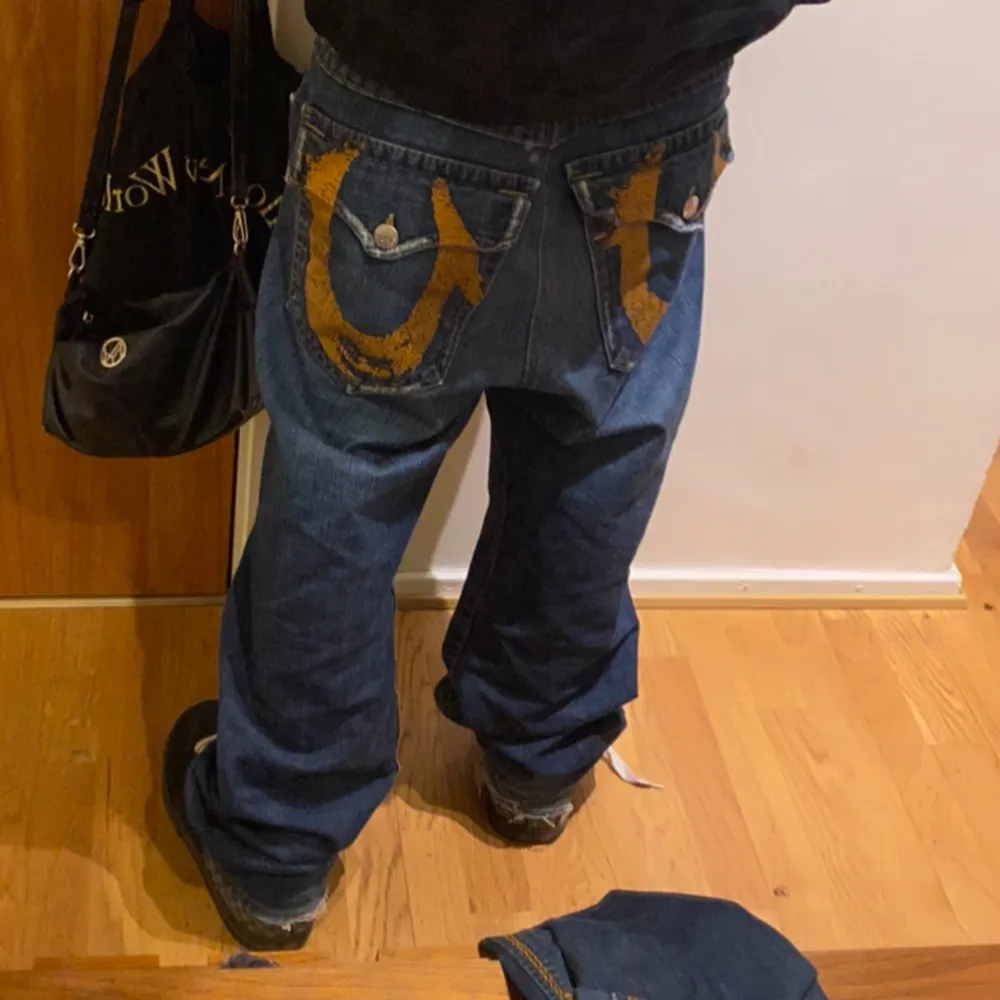 Feta baggy trueys som inte används längre inga stora fel bara lit heelbite. Mått: Ytterben: 108cm Midja: 49cm Benöppning:24cm Skriv om ni har några mer frågor. Jeans & Byxor.