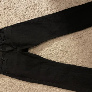 Jeans - Jag säljer ett par svarta jeans från lager 157 dom är i fint skick. Längden är 30 och midjan är 33