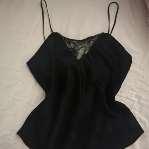 Svart linne - Svart spets satin linne!! Superbra skick o snygg som festtopp liksom till vardags😋