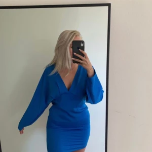 Blå klänning  - Använd vid ett tillfälle! Helt i nyskick.