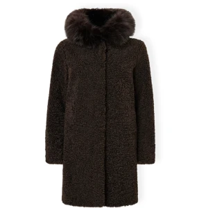 Snygg brun kappa  - Jättebra skick, brun supersnygg päls (fejk). Passar en S/M.   Inköpspris 2500 kr Märke: Rock & Blue