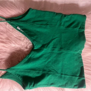 Sommar topp från stradivarius - Super gullig grön topp från stradivarius Köpt i Spanien förra året Endast använd 2 gnr  Säljer pga inte min stil💗
