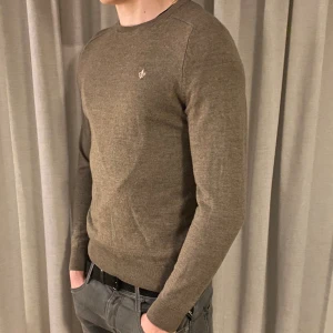 Morris tröja - ✨Säljer nu en till Morris tröja i denna snygga färg och 100% merinoull. Skick 9/10 inga defekter. Storlek M men sitter som S. Hör av dig vid minsta lilla fundering🤝🏽✨