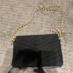 Svart väska - Använd 2 gånger typ. 15kr frakt